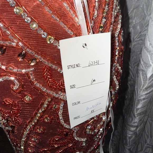 Malisha orange 2 piece set size 6 rhinestoned bedded a velvety top new with tag - Picture 9 of 12